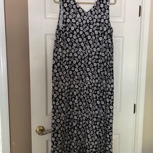 Cuddl Duds TWO PIECES. Black and White Floral Maxi Dress with Top